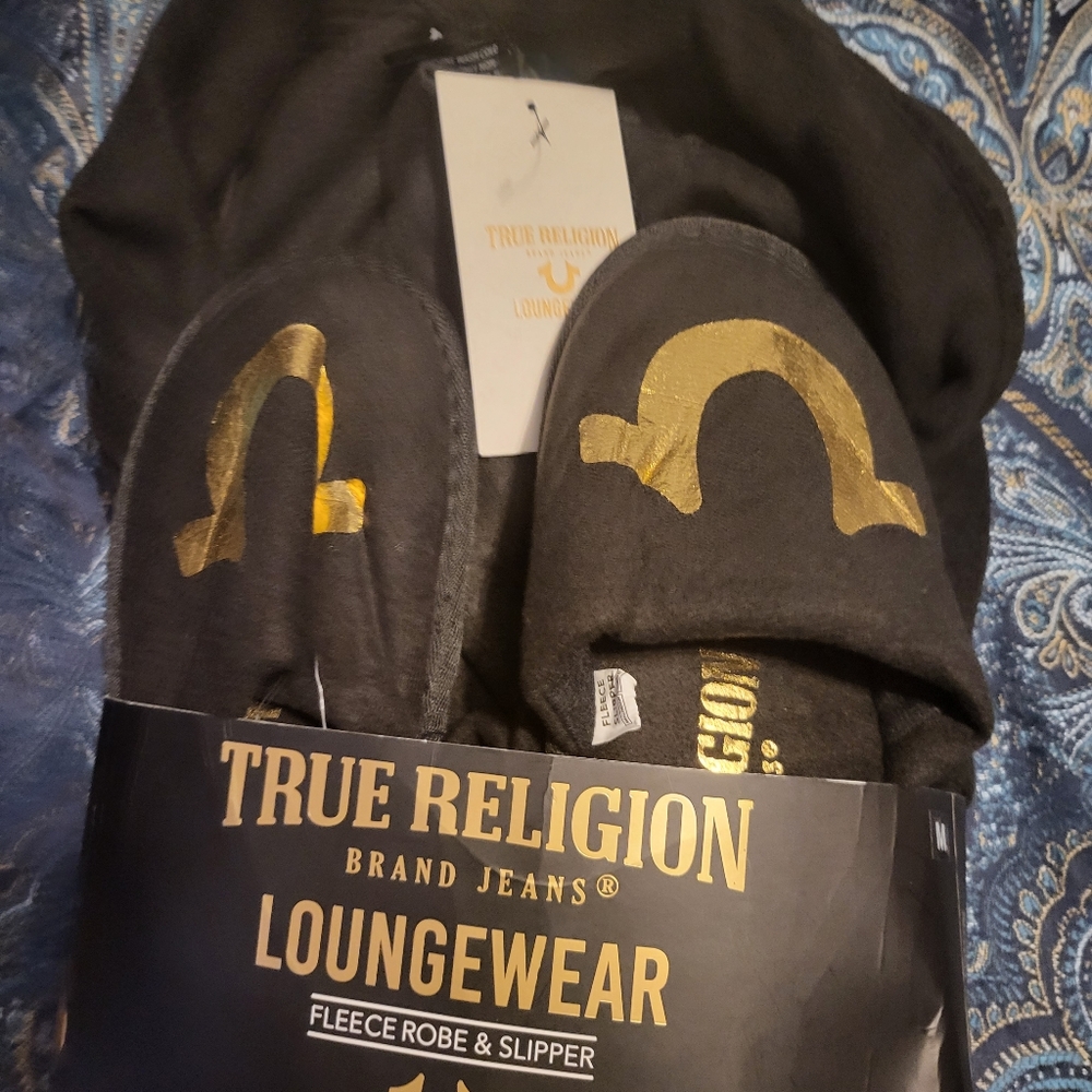 Mens True Religion Bath Robe W/Matching Slippers.